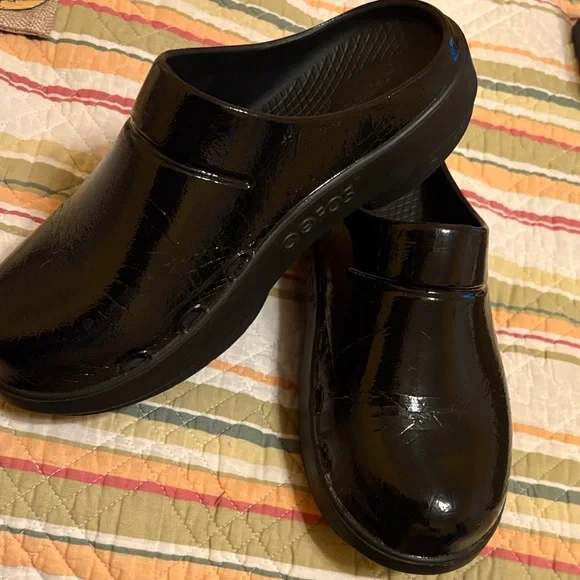 OOFOS Women's Black Clogs - Picture 2 of 6
